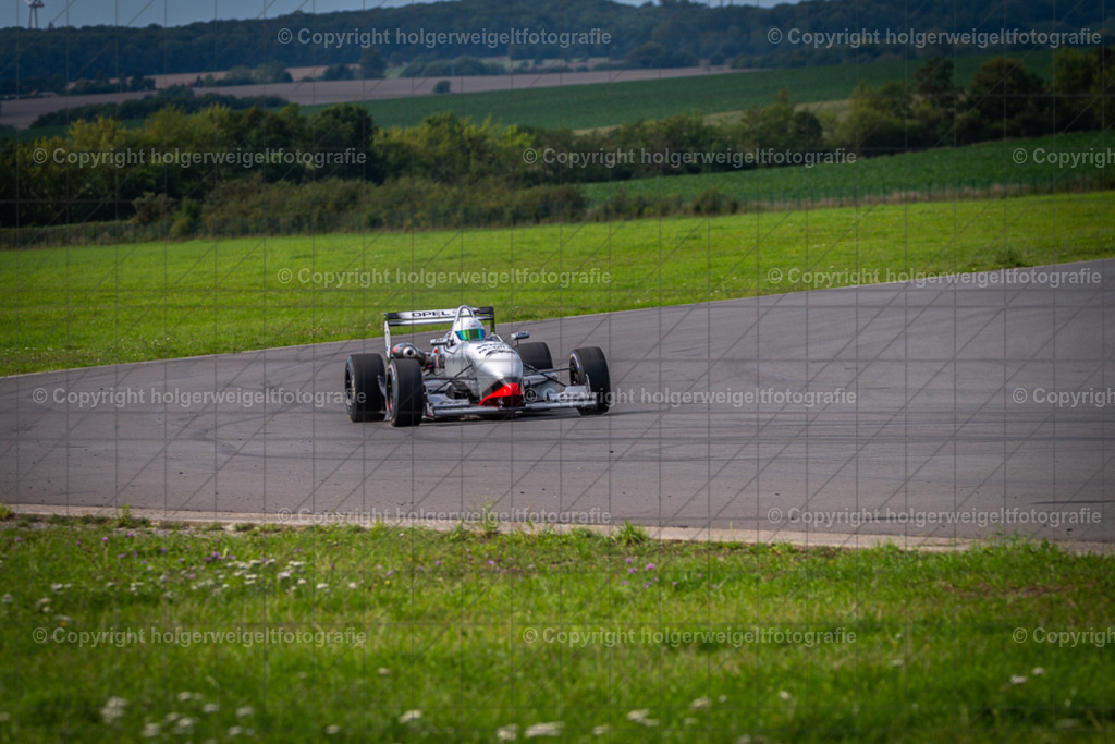 Dallara F3 97 | Foto vom 3. Classic Motor Weekend 18. - 20. August 2023 auf dem Flugplatz in Obermehler - Realisiert mit Pictrs.com