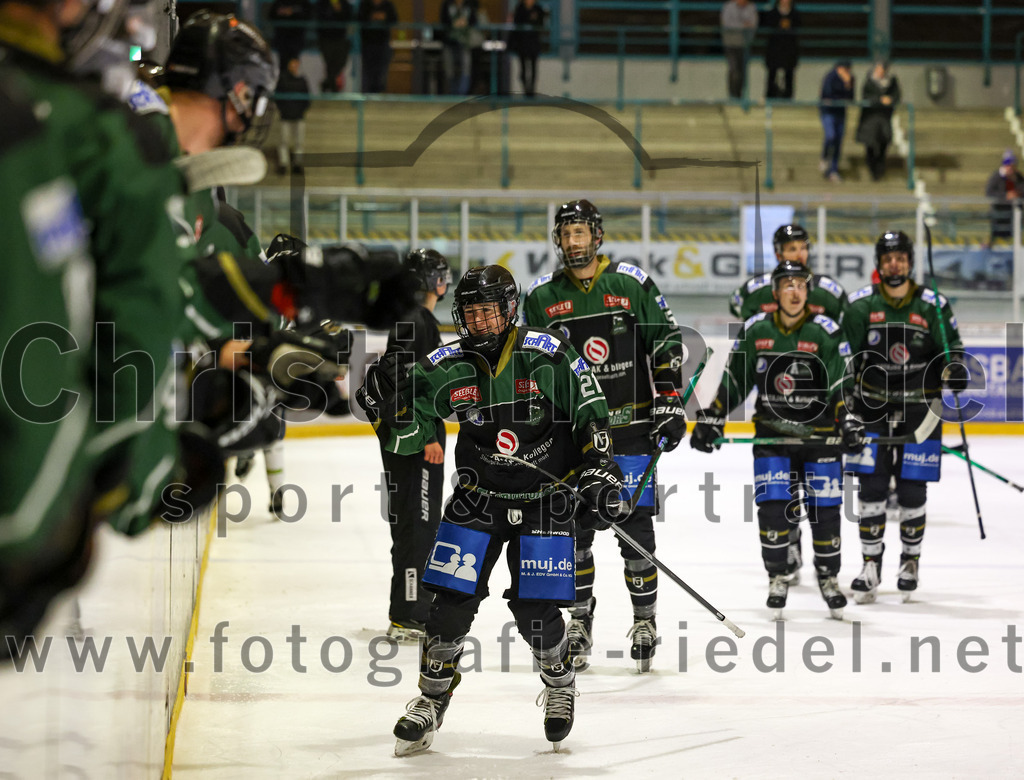 2023-01-06_069_TSV_Erding_gegen_ERV_Schweinfurt | Erding, Deutschland, 06.01.2023:
Eishockey, Bayernliga 2022 / 2023, 26. Spieltag, TSV Erding gegen ERV Schweinfurt, Endergebnis: 7:3

Erik Modlmayr (Erding Gladiators, #21), Florian Zimmermann (Erding Gladiators, #5), Sebastian Busch (Erding Gladiators, #11)

Foto: Christian Riedel / fotografie-riedel.net