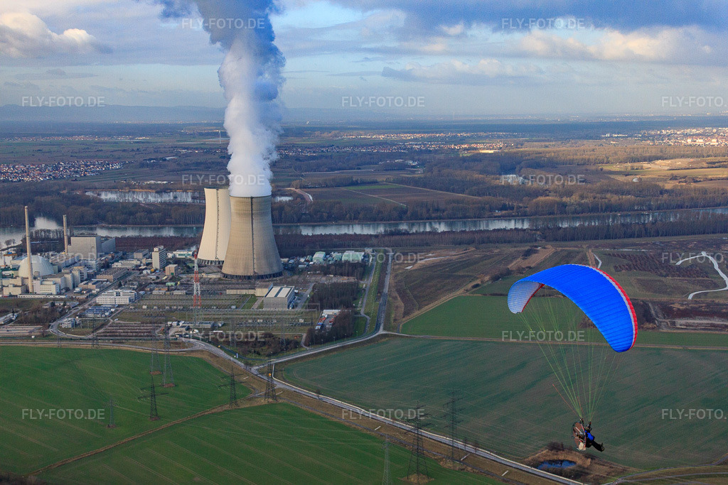 Luftbild: Dampffahne aus einem Kühlturm des KKW am Rhein in Philippsburg im Bundesland Baden-Württemberg in Deutschland. Foto: IMG_48597.jpg vom 14.01.2012 durch Werner Riehm/FLY-FOTO.deAuflösung des Originals: 4752 x 3168 px