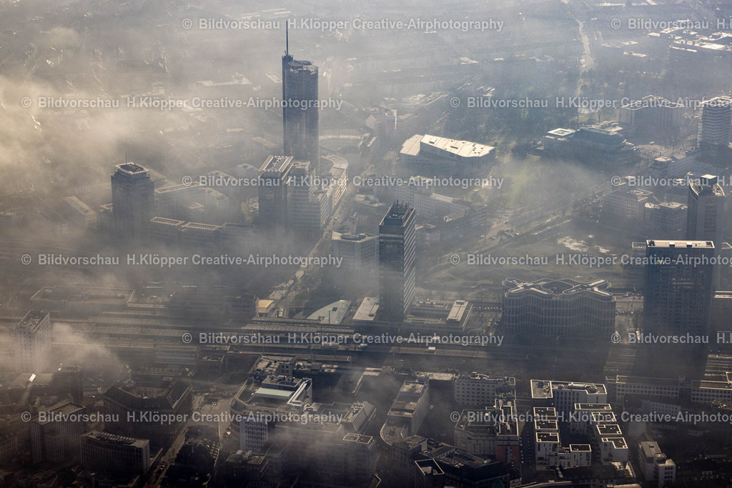Luftbild Essen-8625 | Luftbildfotografie Bürogebäude des Verwaltungs- und Geschäftshauses der Konzernzentrale des Energieversorgers " RWE " im RWE Turm am Opernplatz im Ortsteil Südviertel in Essen im Ruhrgebiet im Bundesland Nordrhein-Westfalen. - Realisiert mit Pictrs.com