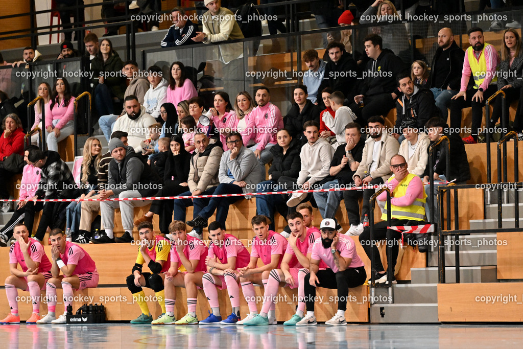Carinthia Flamengo Futsal Club vs. Futsal Klagenfurt | Spielerbank Carinthia Flamengo, Headcoach Carinthia Flamengo Ugur Koc, Carinthia Flamengo Futsal Club vs. Futsal Klagenfurt, Carinthia Flamengo Futsal Club vs. Futsal Klagenfurt am 01.12.2024 in Klagenfurt (Ballspielhalle Viktring), Austria, (Photo by Bernd Stefan)