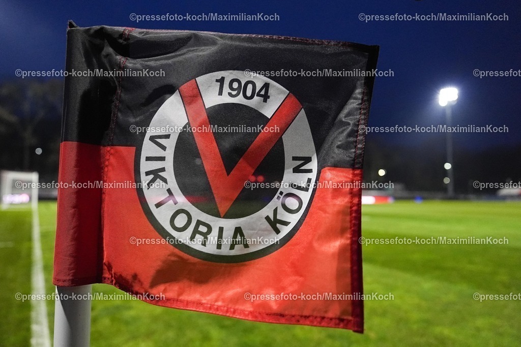 xYDRx23012601001 | 23.01.2026, xydrx, Fußball, 3.Liga, FC Viktoria Köln - 1.FC Saarbrücken, Saison 2025 2026, Sportpark Höhenberg: Eckfahne mit dem Logo vom FC Viktoria Köln     DFB regulations prohibit any use of photographs as image sequences and or quasi-video. Photo: xYannisxDreimannxPressefotoKochx