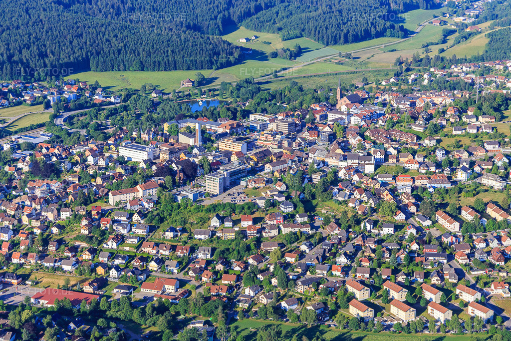 Luftbild: Stadtansicht aus Nordosten im Ortsteil Saint Georgen im Schwarzwald in St. Georgen im Schwarzwald im Bundesland Baden-Württemberg in Deutschland. Foto: IMG_149182.jpg vom 29.06.2025 durch Werner Riehm/FLY-FOTO.de