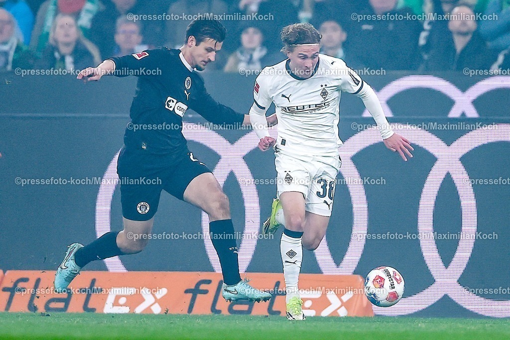 BMG13032601012 | 13.03.2026, Fußball, Borussia Mönchengladbach - FC St. Pauli, 1. Fußball Bundesliga, 26.Spieltag, Borussia-Park, Saison 2025 2026: Adam Dzwigala&nbsp;(FC St.Pauli #25) im Zweikampf gegen  Hugo Bolin&nbsp;(Borussia Mönchengladbach #38)  DFB regulations prohibit any use of photographs as image sequences and or quasi-video.