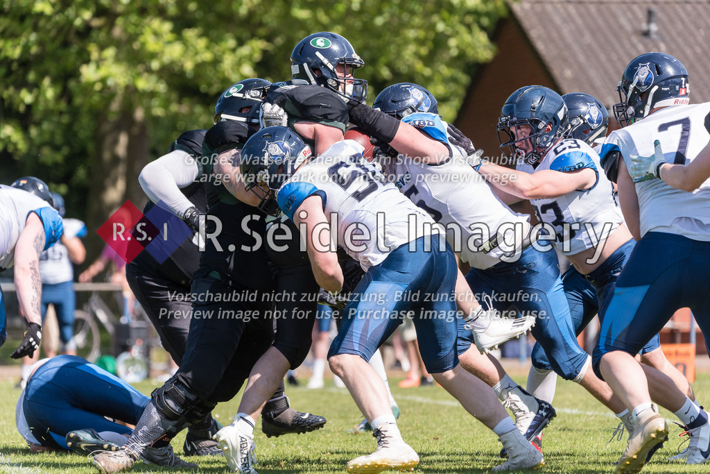 American Football, Saison 2023, Regionalliga Nord, Hamburg Blue Devils - Black Swans, Dr.-Hermann-Schnell-Sportplatz (Hamburg), 03.06.2023, 3. Gameweek | Blue Devils Spieler versuchen den Ballträger der Swans zurückzuschieben.