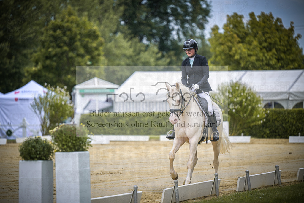 DOS_0709 | Entdecke hochwertige Reitturnierfotos von Foto Oger. Professionell, emotional und authentisch – jetzt Lieblingsmomente im Shop bestellen.Deutschlandweite Turnierfotografie. - Realisiert mit Pictrs.com