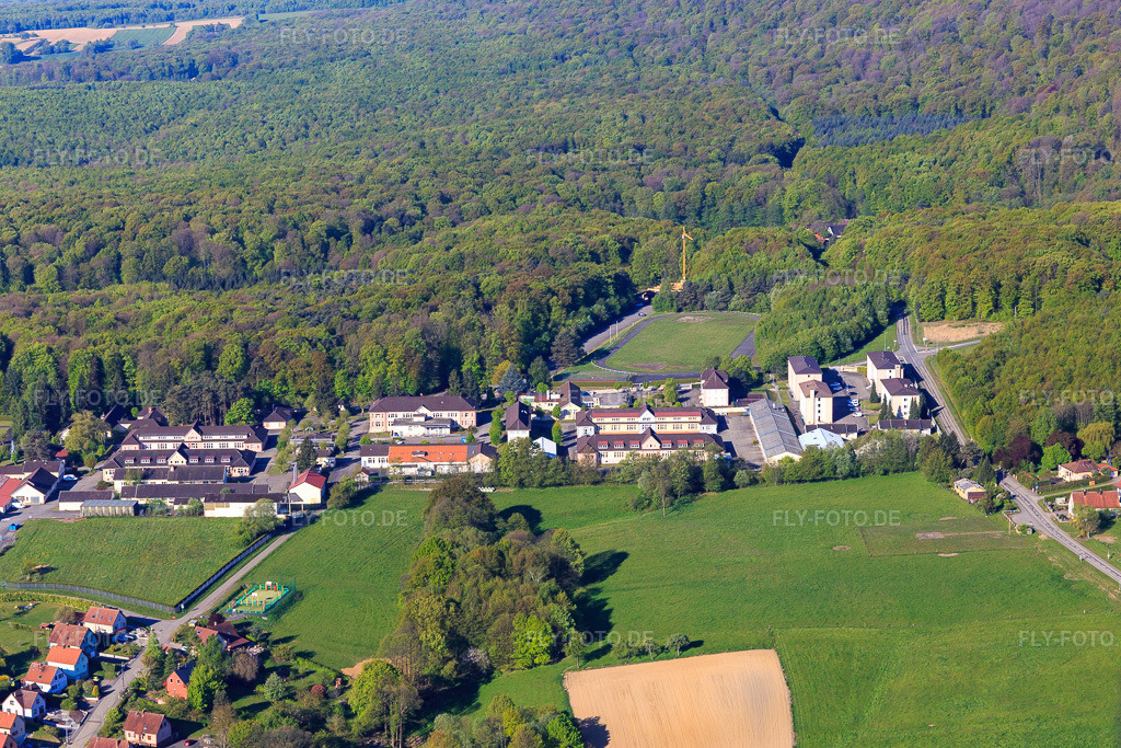 Luftbild: Camp Drachenbronn in Drachenbronn-Birlenbach im Bundesland Bas-Rhin in Frankreich. – Foto: IMG_099320.jpg vom 30.04.2017 durch Werner Riehm/FLY-FOTO.de – Auflösung des Originals: 5472 x 3648 px