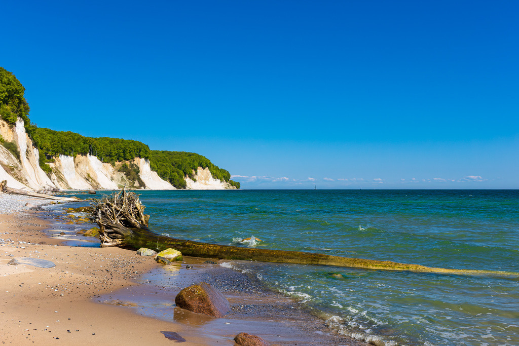 Kreidefelsen an der Küste der Ostsee auf der Insel Rügen | Kreidefelsen an der Küste der Ostsee auf der Insel Rügen.