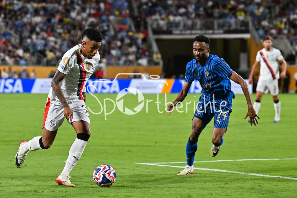Manchester City - Al-Hilal SFC | im Duell SAVINHO (Manchester City 26) und MOTEB ALHARBI (Al-Hilal 24) / Zweikampf / FIFA Club World Cup: Manchester City - Al-Hilal SFC, Camping World Stadium am 30.06.2025 / NOT FOR SALE IN USA