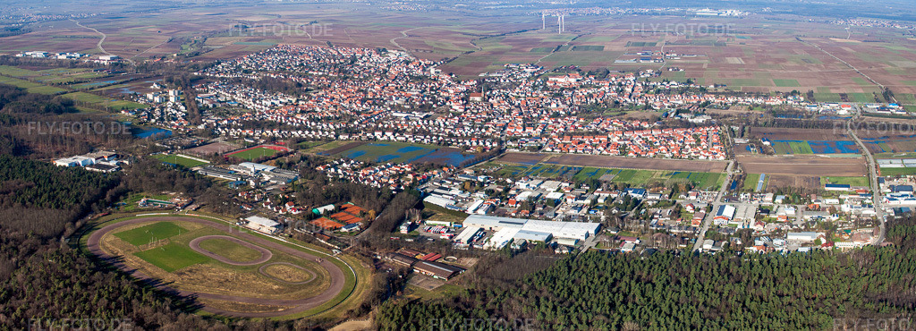 Luftbild: Panorama Perspektive Sportstätten-Gelände der Arena des Sandbahn- und Trabrennbahn Stadion Waldstadion (Pfalz) in Herxheim bei Landau im Bundesland Rheinland-Pfalz in Deutschland. Foto: IMG_36729-Bearbeitet.jpg vom 16.01.2011 durch Werner Riehm/FLY-FOTO.deAuflösung des Originals: 7493 x 2705 px
