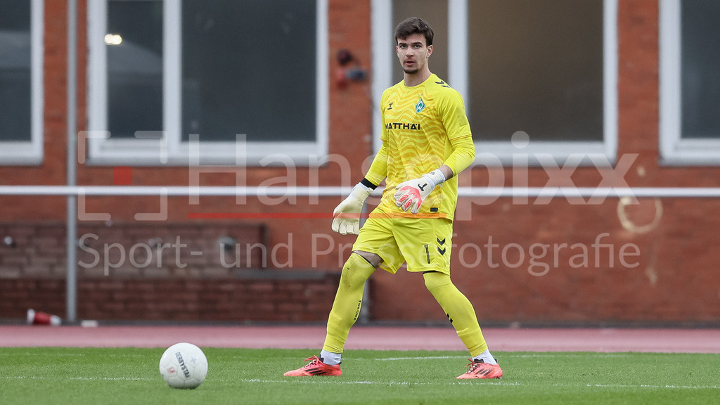 Fussball, Regionalliga Nord, SV Werder Bremen II - BSV Kickers Emden | v.li.: Spyros Angelidis (Spyridon, Torhüter, Torwart, SV Werder Bremen II, 1) am Ball, Freisteller, Einzelbild, Ganzkörper, Aktion, Action, Spielszene