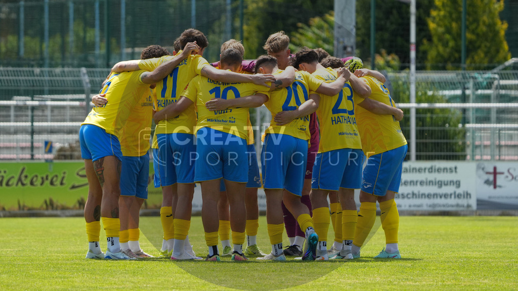 Fußball, Herren, Saison 2025/2026, 3. Luckenwalder Turmpokal, Werner-Seelenbinder-Stadion Luckenwalde, Spiel: FSV 63 Luckenwalde vs. F.C. Hansa Rostock U19,  | Fußball, Herren, Saison 2025/2026, 3. Luckenwalder Turmpokal, Werner-Seelenbinder-Stadion Luckenwalde, Spiel: FSV 63 Luckenwalde vs. F.C. Hansa Rostock U19,  Im Bild: Der Mannschaftskreis des FSV 63 Luckenwalde - Realisiert mit Pictrs.com