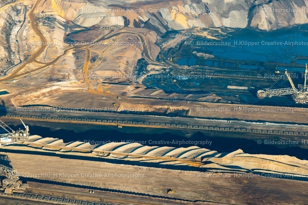 Luftbild Jüchen 439A8444 | Luftbildfotografie Bergbau- Abraumhalde im Tagebau Garzweiler im Bundesland Nordrhein-Westfalen, Deutschland - Realisiert mit Pictrs.com