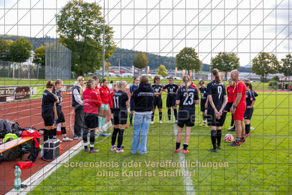 20250928_145523_0694 | #,1.FC Donzdorf (schwarz) vs. TV Derendingen (rot), Fussball, Frauen-Verbandsliga Württemberg, 03. Spieltag, Saison 2025/2026, Rasenplatz Lautertal Stadion, Süßener Straße 16, 73072 Donzdorf, 28.09.2025 - 13:00 Uhr,Foto: PhotoPeet-Sportfotografie/Peter Harich
