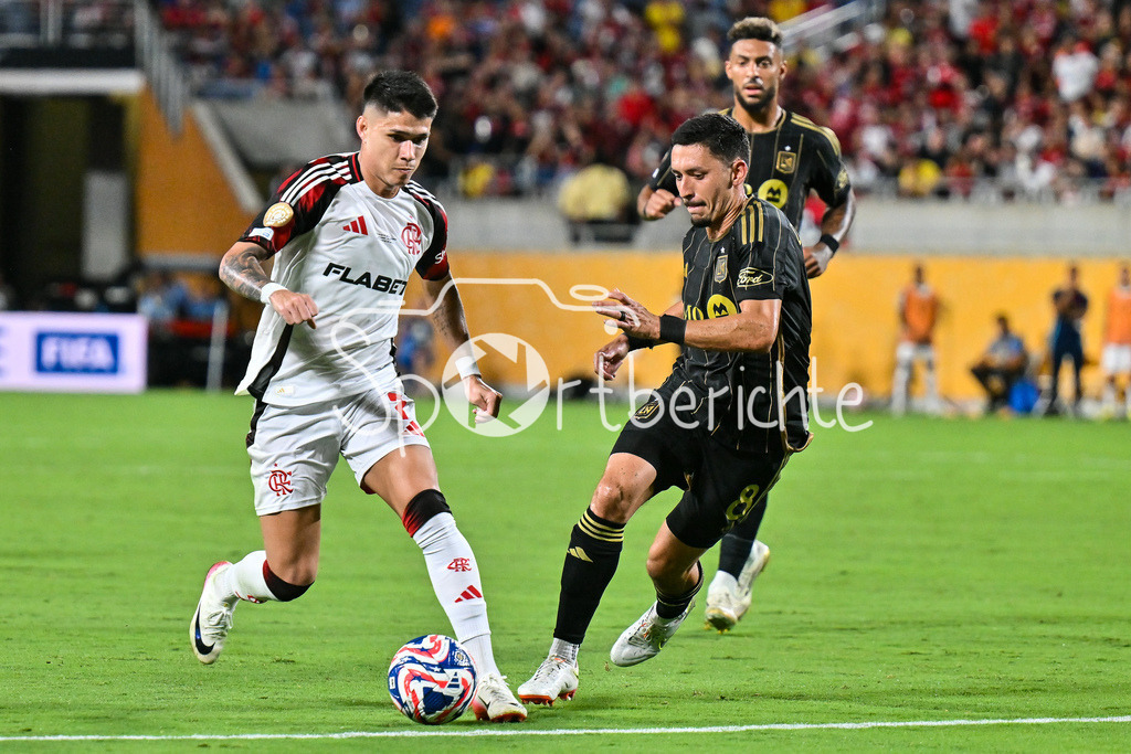 Los Angeles FC - CR Flamengo | im Duell Luiz ARAUJO (Flamengo 7) und Mark DELGADO (Los Angeles 8) / Zweikampf / FIFA Club World Cup: Los Angeles FC - CR Flamengo, Camping World Stadium am 24.06.2025 / NOT FOR SALE IN USA