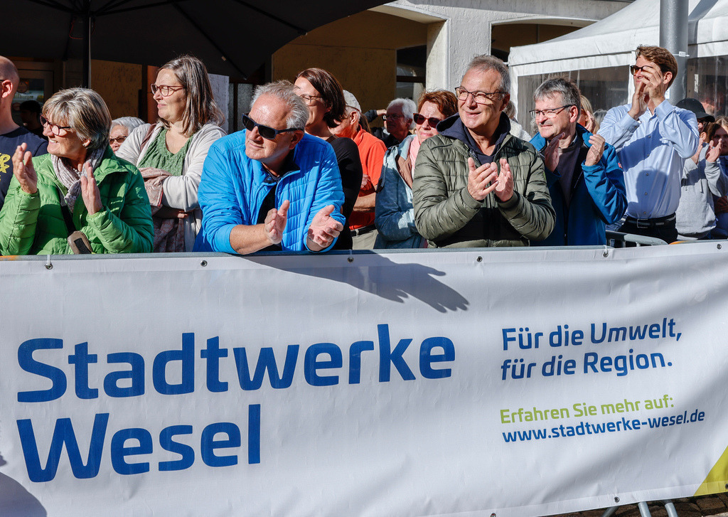 top-top.de 240913-089 | Foto, Video, Fotografie, Videografie, Fotobox, DJ, Discjockey, Musik, Musikbox, Veranstaltung, Photobooth, Amazon, Ebay, Buchtipp, Bestseller, Autor, Verlag, Buch, Wesel, Hamminkeln, NRW, Dinslaken, Rees, Drohne, Hochzeit, Party, Fotobox, Wesel, Fotograf