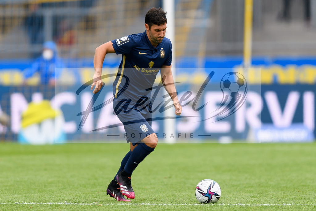 EBSTSV20210828_197 | Fussball, Herren: Stephan Salger (TSV 1860 Muenchen) in Aktion, am Ball, Einzelaktion beim Spiel der 3. Liga zwischen Eintracht Braunschweig und TSV 1860 Muenchen im Eintracht-Stadion am 28.08.2021 in Braunschweig, Deutschland.DFB / DFL REGULATIONS PROHIBIT ANY USE OF PHOTOGRAPHS AS IMAGE SEQUENCES AND/OR QUASI-VIDEO. - Realisiert mit Pictrs.com
