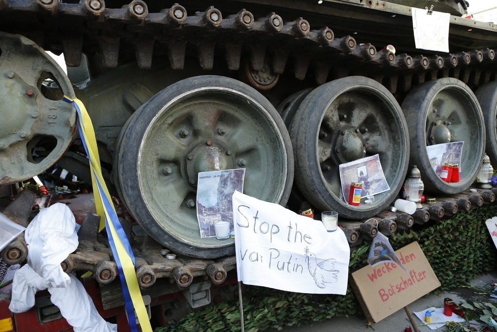 Deutschland: Panzerwrack aus der Ukraine vor der russischen Botschaft in Berlin | Deutschland, Berlin, 26.02.2023. Ein Panzerwrack steht seit dem Jahrestag des russischen Angriffs auf die Ukraine vor der russischen Botschaft in Berlin-Mitte. Der zerstörte Panzer vom Typ T-72 vor dem Gebäude Unter den Linden als Mahnmal gegen den Krieg stehen.