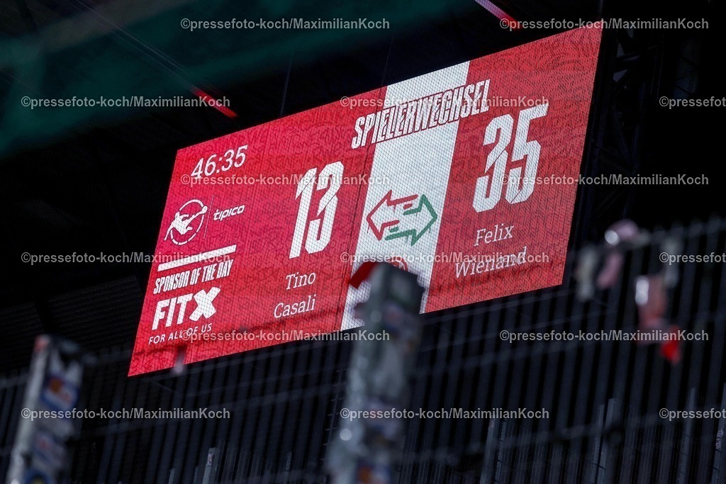 RWE04032602133 | 2026.03.04, Fußball, 3.Liga Herren, Rot-Weiss Essen -  SV Waldhof Mannheim, Stadion Hafenstraße, 27.Spieltag, Saison 2025 / 2026: Anzeigetafel mit Wechsel Auswechslung Tino Casali (Rot-Weiss Essen #13) kommt für Torwart Felix Wienand&nbsp;(Rot-Weiss Essen #35) auf das Feld  DFB regulations prohibit any use of photographs as image sequences and or quasi-video.