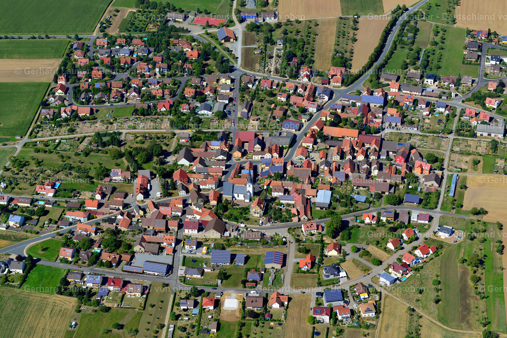 3650270 | DIPBACH 31.08.2016 Ortsansicht am Rande von landwirtschaftlichen Feldern und Nutzflächen  in Dipbach im Bundesland Bayern, Deutschland // Village view on the edge of agricultural fields and land  in Dipbach in the state Bavaria, Germany Foto: Gerhard Launer
