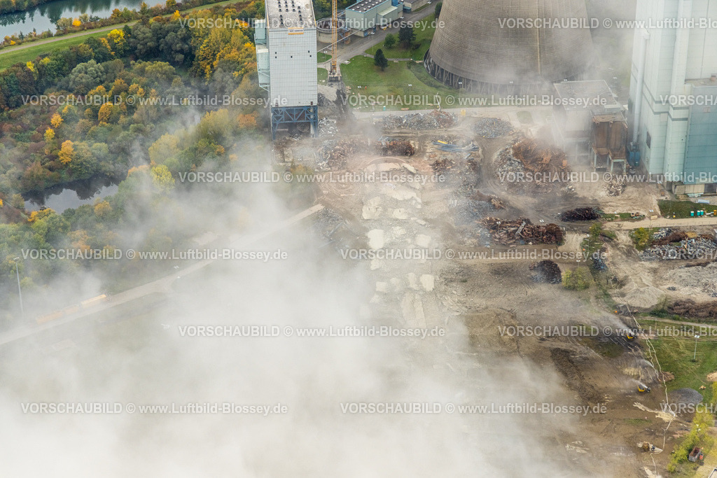 Hamm251000255Gersteinwerk | Luftbild, mit großem interesse verfolgten tausende Zuschauer die Sprengung des Gersteinwerk Schornsteins mit einer halben Stunde Verspätung. Der 282 Meter hohe RWE-Schornstein fiel exakt in das vorbereitete Schotterbeet. Stadtgrenze Werne, Hamm Nordrhein-Westfalen, Deutschland