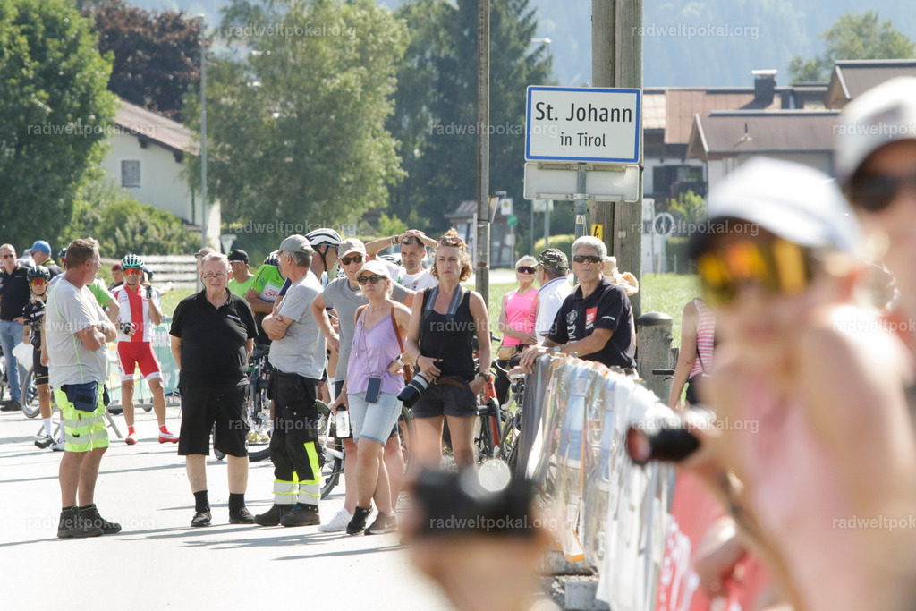 1118_20230817_Bewerb_Maenner_Muehlanger | AUT - OESTERREICH, 2023-08-16: SPORT RENNRAD-FAHREN - 55. INTERNATIONALER RADWELTPOKAL IN ST. JOHANN IN TIROL  - Vintage-Radrennen mit WM-Bronze-Medaillen-Siegerin Christina Schweinberger, den Teilnehmer und Alexander Baumann (vom Orginastions-Team) - TAG 2 BEWERB MAENNER IN SECHS GRUPPEN  ; Foto: Roland Muehlanger