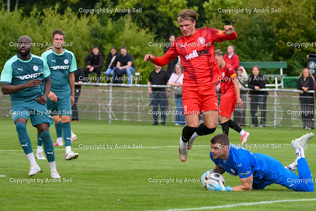 PSV Neumünster vs FC KIlia Kiel | Tilman Körtzinger (PSV #35) vor Kevin Kortum (Kilia #11) am Ball, nachdem Torwart den Freistoß von Paul Meseberg (Kilia #18) hat abklatschen lassen, Grady Zinkondo (PSV #30 li.) / Fußball-Oberliga Männer 2026/2027 / PSV Neumünster vs FC KIlia Kiel / PSV Stadion Platz A / Neumünster / 29.08.26 - Realisiert mit Pictrs.com