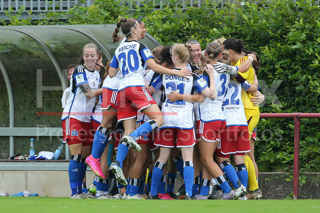 Fussball, 2. Frauen-Bundesliga, Hamburger SV - Borussia Möchengladbach | v.li.: Spielerinnen vom Hamburger SV mit Torjubel, Jubel, jubeln, jubelt, optimistisch, Spielszene, Highlight, Freude über das Tor zum 1:0, DIE DFB-RICHTLINIEN UNTERSAGEN JEGLICHE NUTZUNG VON FOTOS ALS SEQUENZBILDER UND/ODER VIDEOÄHNLICHE FOTOSTRECKEN. DFB REGULATIONS PROHIBIT ANY USE OF PHOTOGRAPHS AS IMAGE SEQUENCES AND/OR QUASI-VIDEO.
