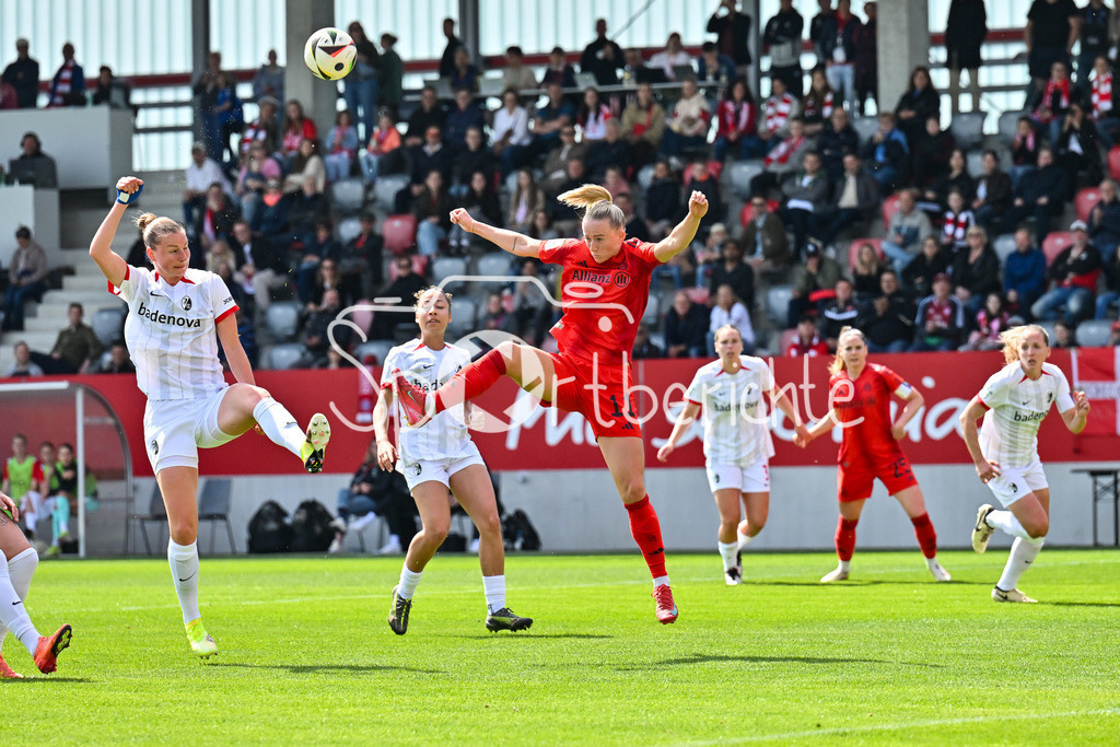 FC Bayern München - SC Freiburg | in dieser Szene ist Julia STIERLI (SC Freiburg Frauen 5) in letzter Sekunde vor Lea SCHUELLER (FCB #11) am Ball / Frauen Bundesliga: FC Bayern Muenchen - SC Freiburg, FC Bayern Campus am 27.04.2025