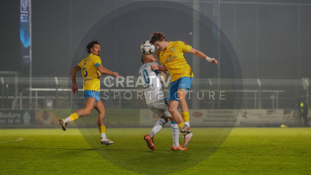 Fußball, Herren, Saison 2025/2026, Regionalliga Nordost, 15. Spieltag, FSV 63 Luckenwalde vs. Hertha BSC II, Freitag 07.11.2025, Werner-Seelenbinder-Stadion Luckenwalde, | Fußball, Herren, Saison 2025/2026, Regionalliga Nordost, 15. Spieltag, FSV 63 Luckenwalde vs. Hertha BSC II, Freitag 07.11.2025, Werner-Seelenbinder-Stadion Luckenwalde, Im Bild: Andreas Pollasch (l. Luckenwalde), Anis Ben-Hatira (m. Hertha) und Sofiene Jannene (r. Luckenwalde) - Realisiert mit Pictrs.com
