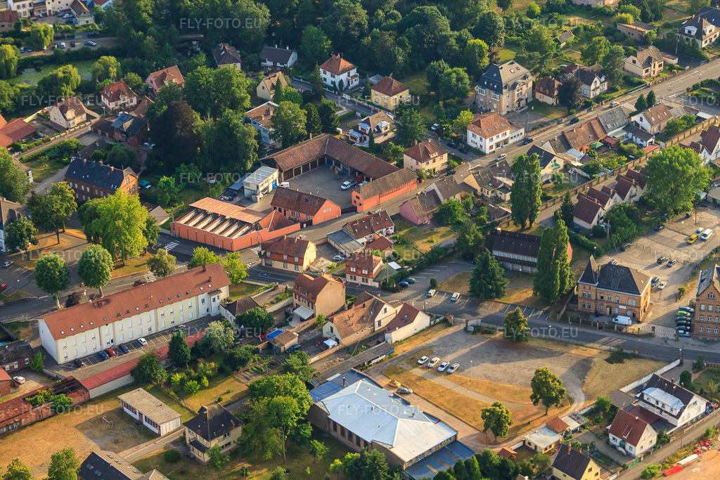 Vue aérienne: Rue des Cimetières à Bischwiller dans le département Bas Rhin, France.Photo: IMG_30444.jpg prise le 09/07/2010 par Werner Riehm/FLY-FOTO.euRésolution de l'original: 4752 x 3168 px