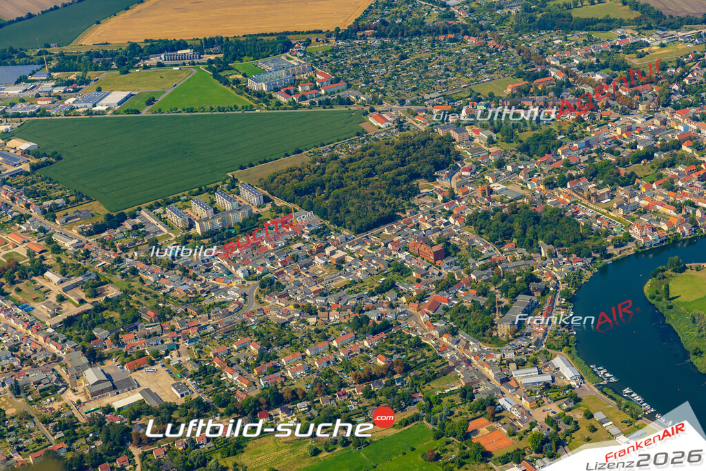 Neue Luftbildaufnahme der Stadt Calbe - Das Luftbild wurde 2025 vom UL-Flugzeug heraus erstellt ( keine Drohnenaufnahme ) - Hochauflösende Luftaufnahme - für Wandbilder und großformatige Ausdrucke geeignet. Das besondere Geschenk!Hier alle&nbsp;Infos zur Lizenzierung der LuftaufnahmeWir fliegen auch dieses Jahr wieder in Ihre Region um Luftbilder zu erstellen.- Luftbild anfragen