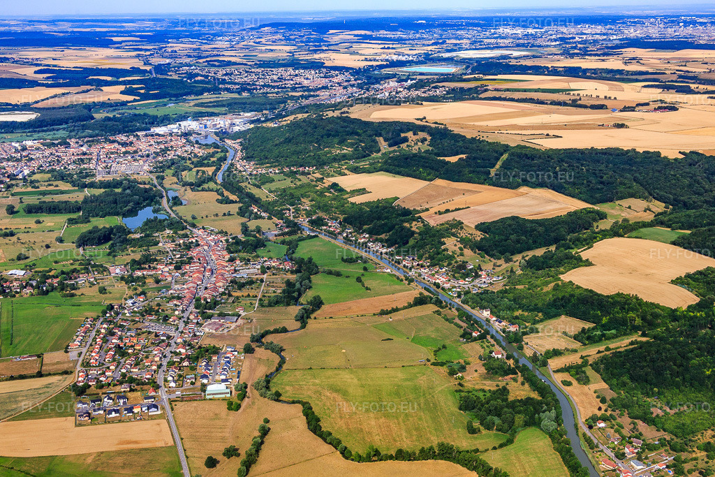 Vue aérienne: Vue de la ville depuis l'est à Sommerviller dans le département Meurthe et Moselle, France – .Photo: IMG_083187.jpg prise le 11/07/2015 par Werner Riehm/FLY-FOTO.eu – Résolution de l'original: 5326 x 3551 px