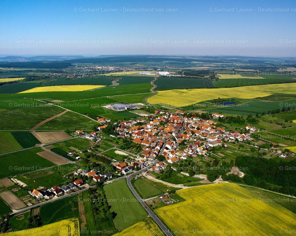 2634602 | WACHSTEDT 09.06.2006 Landwirtschaftliche Nutzflächen und Feldgrenzen  umsäumen das Siedlungsgebiet des Dorfes in Wachstedt im Bundesland Thüringen, Deutschland // Agricultural land and field boundaries surround the settlement area of the village  in Wachstedt in the state Thuringia, Germany Foto: Gerhard Launer