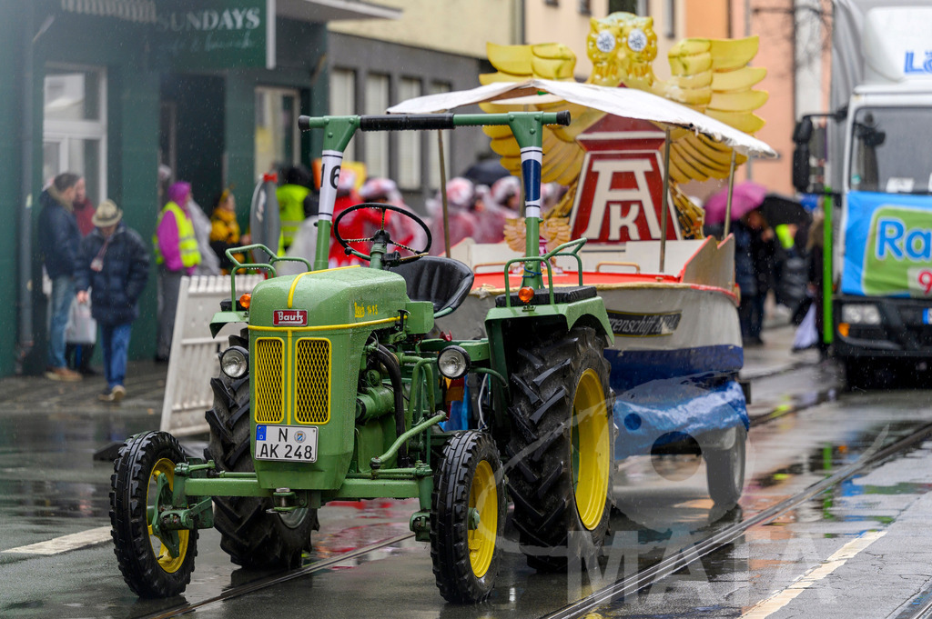 _DWA2233 | Trotz Nieselregen schlängelte sich der „Gaudiwurm“ am Sonntag durch die Nürnberger Innenstadt an tausenden Faschingsfans vorbei.  Nürnberg, 11.02.2024 - Realisiert mit Pictrs.com