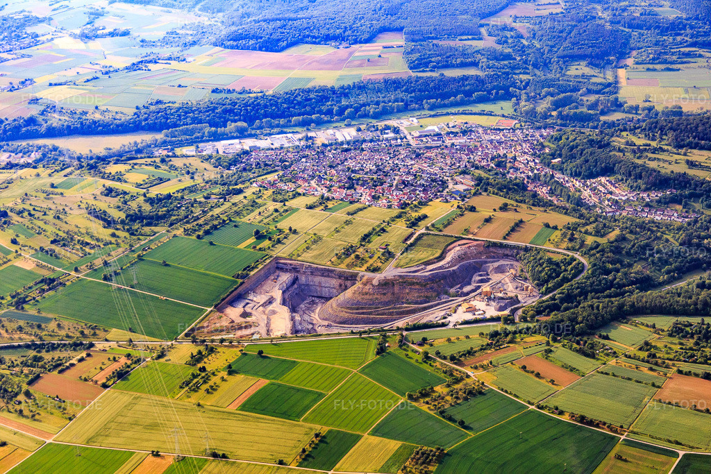 Luftbild: Ortsansicht hinterm Steinbruch aus Nordwesten im Ortsteil Enzberg in Mühlacker im Bundesland Baden-Württemberg in Deutschland. Foto: IMG_079915.jpg vom 31.05.2015 durch Werner Riehm/FLY-FOTO.de