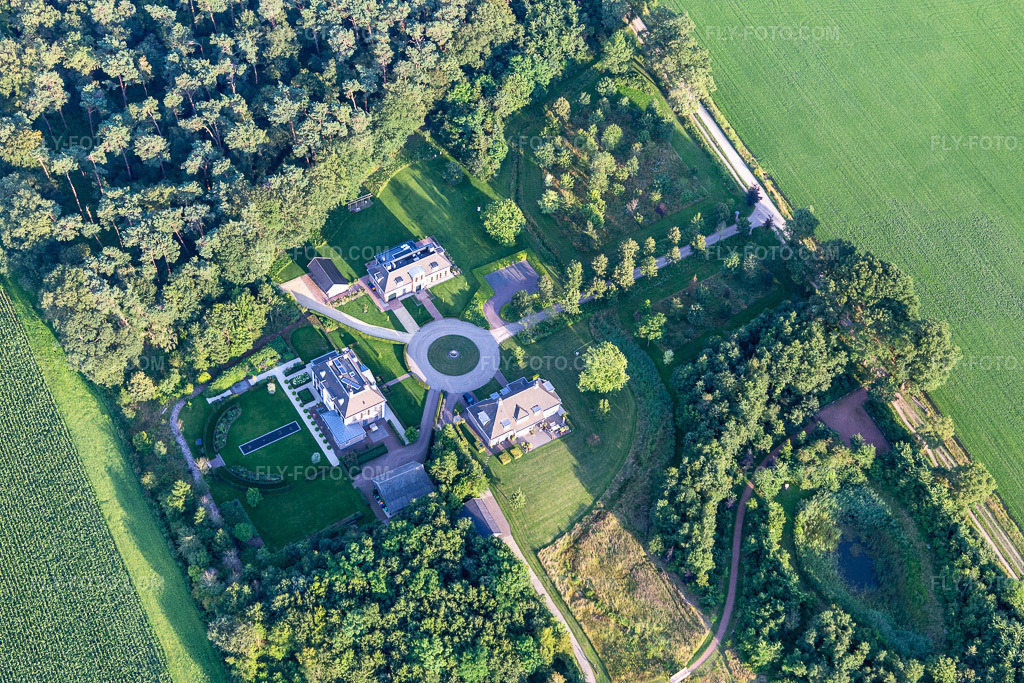 Aerial view: Buildings and parkland at the manor house of the estate - country estate in the district Miste in Winterswijk in the state Gelderland, Netherlands. – Photo: IMG_008002.jpg taken on 07/12/2020 by Werner Riehm/FLY-FOTO.com – Resolution of the original: 5472 x 3648 px