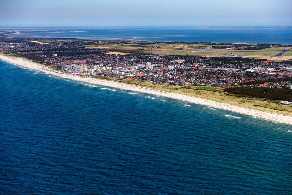 dr__0039626.jpg | SYLT 23.07.2019 Stadtgebiet mit Außenbezirken und Innenstadtbereich in Sylt im Bundesland Schleswig-Holstein, Deutschland. // City area with outside districts and inner city area in Sylt in the state Schleswig-Holstein, Germany. Foto: Daniel Reiter
