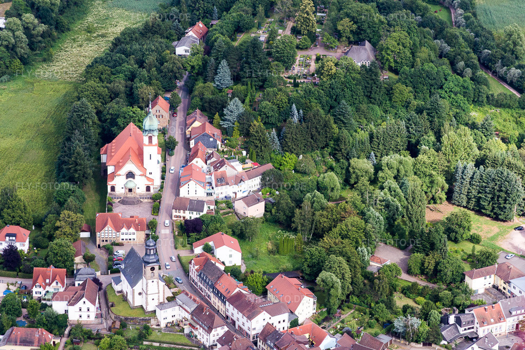 Luftbild: Katholischen Kirche Herz Jesu in Winnweiler im Bundesland Rheinland-Pfalz in Deutschland. Foto: IMG_092072.jpg vom 16.07.2016 durch Werner Riehm/FLY-FOTO.de
