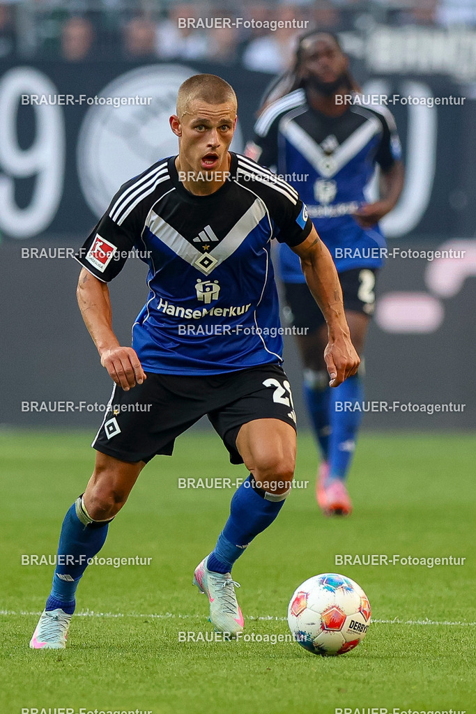 Borussia Mönchengladbach vs Hamburger SV - Bundesliga  | Mönchengladbach, Deutschland, 24.08.25:   Miro Muheim (Hamburger SV) in Aktion am Ball, Einzelaktion waehrend des Spiels der Bundesliga zwischen Borussia Mönchengladbach vs Hamburger SV im Stadion im Borussia Park(Foto von Brauer-Fotoagentur / Adrian Schlueter)