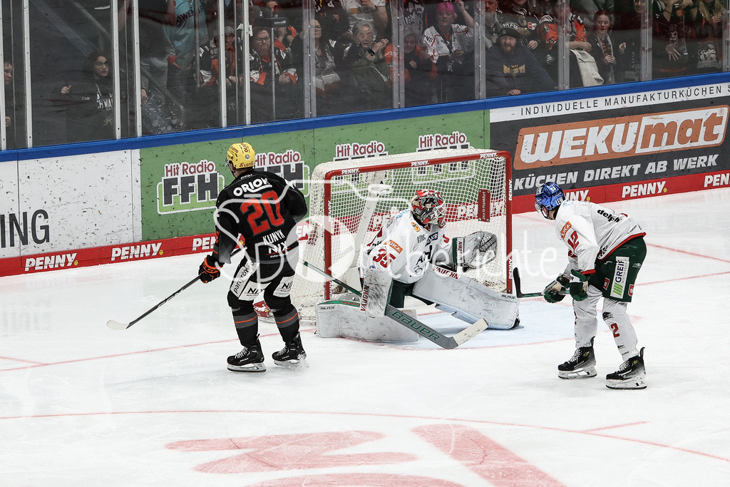 Löwen Frankfurt - Augsburger Panther | Cody KUNYK (FRA #20 bringt den Puck in dieser Szene nicht an Markus KELLER (AEV #35) vorbei / Torchance