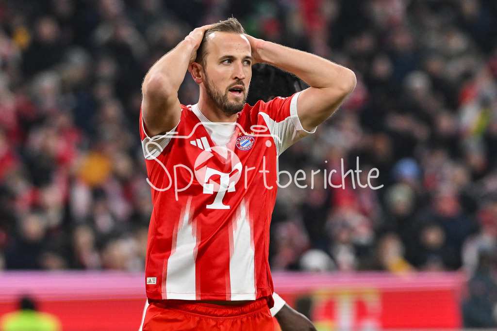 FC Bayern München - 1. FSV Mainz 05 | MUNICH, GERMANY - 14. DECEMBER: Harry KANE (FC Bayern Munich 9) ärgert sich über eine vergebene Chance / Einzelfoto / Freisteller während dem Bundesligamatch zwischen dem FC Bayern München und dem 1. FSV Mainz 05 am 14. Spieltag in der Allianz Arena / DFL REGULATIONS PROHIBIT ANY USE OF PHOTOGRAPHS AS IMAGE SEQUENCES AND/OR QUASI-VIDEO