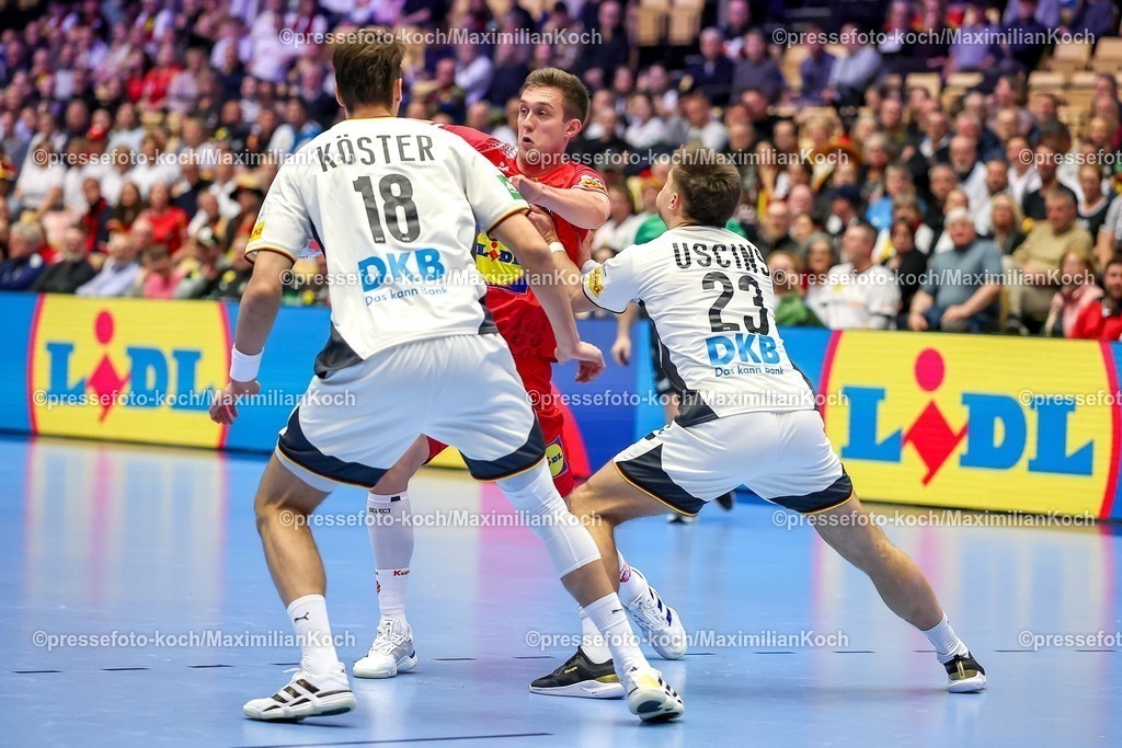 EHF15012602027 | 15.01.2026, Handball, Men's EHF EURO 2026, Deutschland - Östereich, Jyske Bank Boxen in Herning, Dänemark, Preliminary Round:  Julian Köster (Germany #18) und  Renars Uscins (Germany #23) verteidigen 