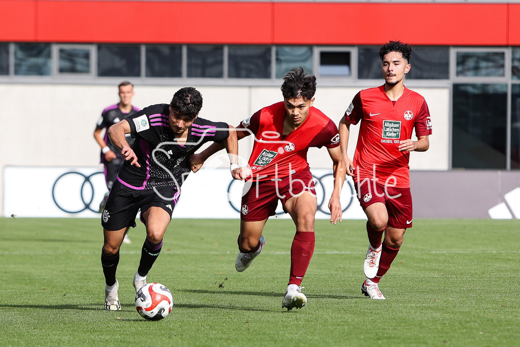 FC Bayern Muenchen U19 - 1. FC Kaiserslautern U19 | Emirhan DEMIRCAN (FCB #7) im Duell mit Maik GAERTNER (FCK #21) / Zweikampf