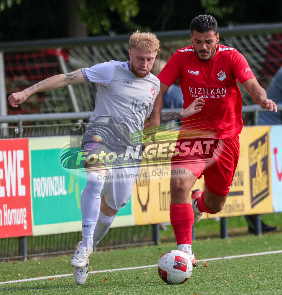 FC RW Kirchlengern - VfL Theesen | Auf dem Bild zu sehen: Grau FC RW Kirchlengern: Jan Luka Kollmeier ; Rot VfL Theesen: Arian BerishaFC RW Kirchlengern, VfL Theesen, Saison 26/27, Westfalenliga, Kirchlengern, Deutschland - Realisiert mit Pictrs.com