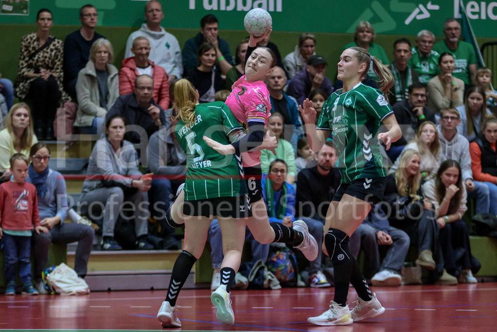 Handball, 2. Bundesliga Frauen, SV Werder Bremen - Füchse Berlin | v.li.: Farina Meyer (SV Werder Bremen, 5), Lara-Sophie Fichtner (Füchse Berlin, 6) und Luca Schumacher (SV Werder Bremen, 9) im Zweikampf, Duell, Spielszene, Aktion, Action