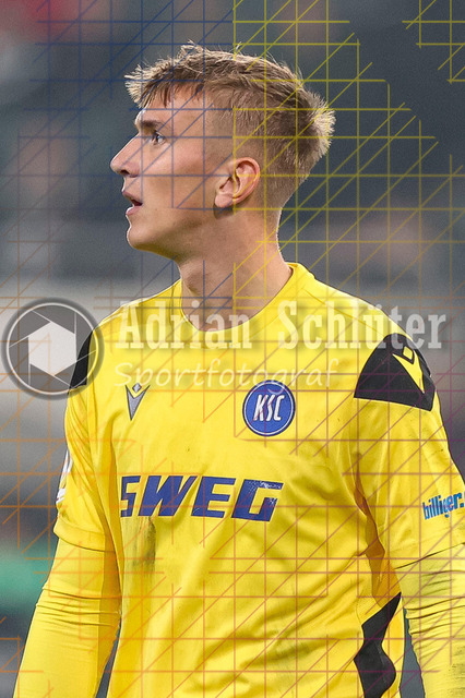 Borussia Mönchengladbach vs Karlsruher SC - DFB-Pokal 2. Runde | Mönchengladbach, Deutschland, 28.10.25:   Hans Christian Bernat (Karlsruher SC) schaut waehrend des Spiels der DFB-Pokal 2. Runde zwischen Borussia Mönchengladbach vs Karlsruher SC im Stadion im Borussia Park(Foto von Brauer-Fotoagentur / Adrian Schlueter)