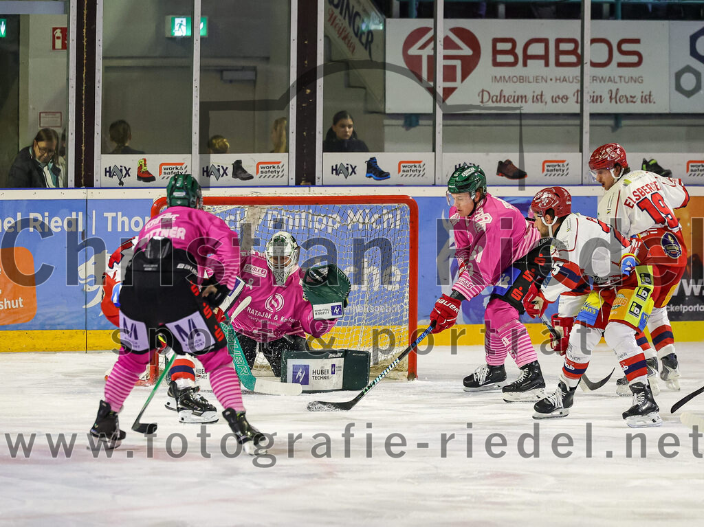 2025-10-24_102_TSV_Erding_gegen_Deggendorfer_SC | Erding, Deutschland, 24.10.2025:Eishockey, Oberliga Süd 2025 / 2026, 11. Spieltag, TSV Erding gegen Deggendorfer SC, Endergebnis: 2:4Louis Trattner (Erding Gladiators, #7), Torwart Leon Meder (Erding Gladiators, #39), Moritz Köttstorfer (Erding Gladiators, #61)Foto: Christian Riedel / fotografie-riedel.net