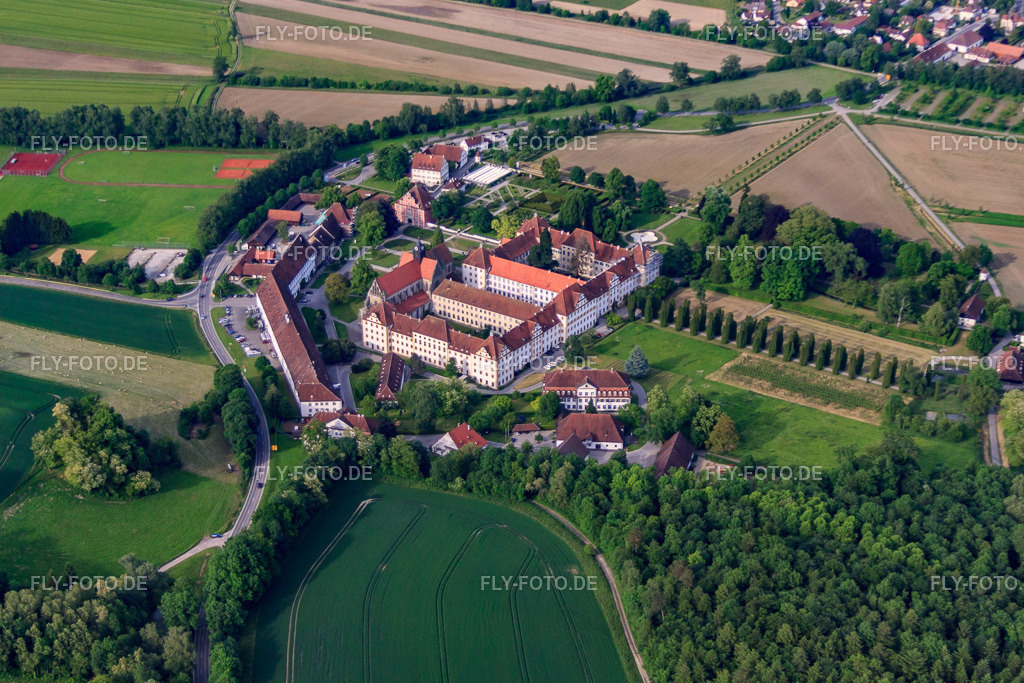 Schule Schloss Salem im Kloster und Schloss Salem https://www.schule-schloss-salem.de/ http://www.salem.de/ | Luftbild: Schule Schloss Salem im Kloster und Schloss Salem https://www.schule-schloss-salem.de/ http://www.salem.de/ im Ortsteil Stefansfeld in Salem im Bundesland Baden-Württemberg in Deutschland. Foto: IMG_57585.jpg vom 08.06.2013 durch Werner Riehm/FLY-FOTO.de - Realisiert mit Pictrs.com