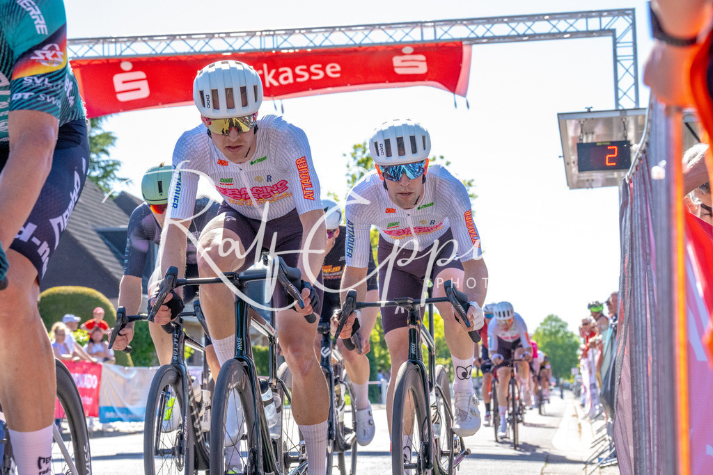 Spurt in den Mai 2026 - Großer Preis der Sparkasse Neuss | Annual one-day road cycling race "Großer Preis der Sparkasse Neuss" held in Büttgen, Germany, organized by VfR Büttgen 1912 e.V. The event features multiple races across all age categories from U11 youth to Elite men. - Realisiert mit Pictrs.com